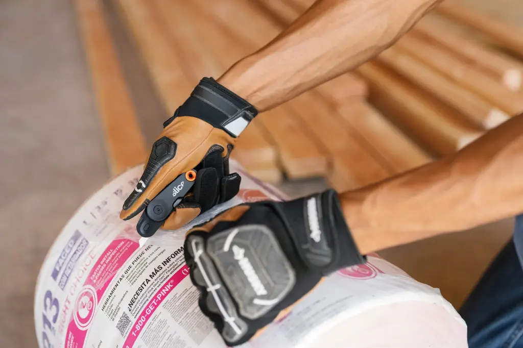 10495-slice-industrial-construction-man-cutting-insulation-worksite.jpg.webp