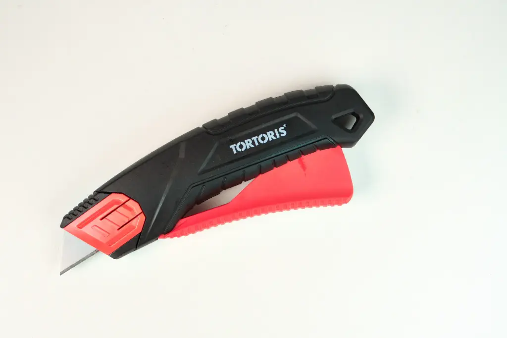 Tortoris Extra Safe 44 - Smart-Retract Squeeze Grip Safety Knife / New model